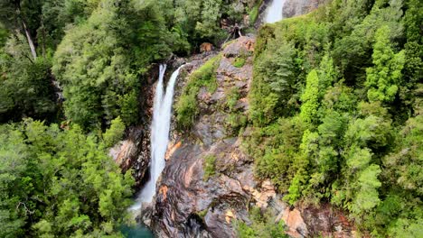 Órbita-Aérea-De-La-Cascada-Río-Blanco-En-El-Parque-Nacional-Hornopirén,-Chile