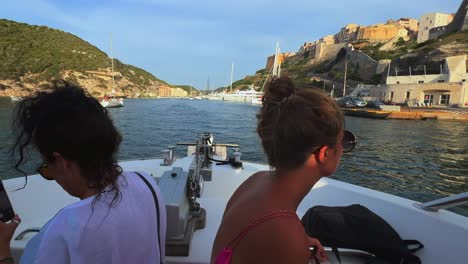 Boot-Fährt-In-Den-Hafen-Von-Bonifacio-Auf-Korsika-Ein,-Gesehen-Aus-Der-Passagierperspektive-An-Bord-Eines-Fahrenden-Touristenbootes-Mit-Frauen