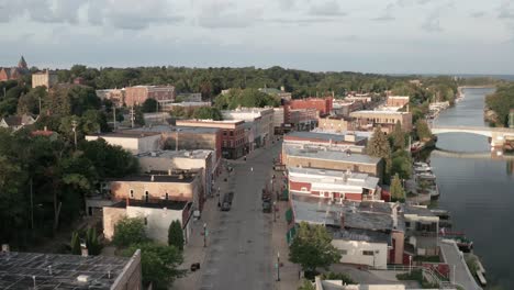 Manistee,-Horizonte-Del-Centro-De-Michigan-Con-Video-De-Drones-Bajo-Avanzando