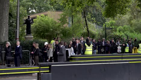 Schlange-Am-Ausgang-Der-Victoria-Tower-Gardens-Nach-Süden-Auf-Dem-Weg,-Königin-Elizabeth-II.-Im-Staat-Liegen-Zu-Sehen