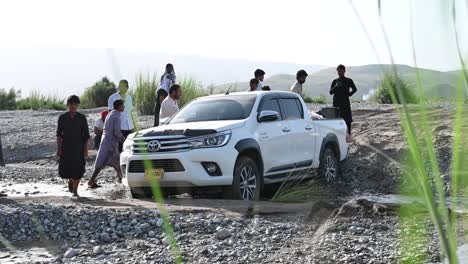 Locals-Providing-Assistance-4x4-Truck-Stuck-In-Mud-In-Balochistan