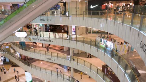 Asiatische-Bewohner-Und-Käufer-Schauen-Sich-Einen-Schaufensterbummel-An-Und-Kaufen-Produkte-In-Einem-5-stöckigen-High-End-Einkaufszentrum-In-Hongkong
