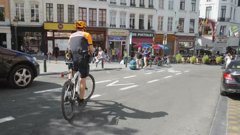 Oficial-De-Policía-Ciclista-Ciclista-En-El-Centro-De-La-Ciudad-En-Un-Día-De-Verano---Bruselas,-Bélgica