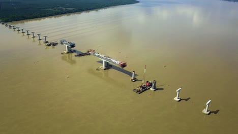 Brückenbau-über-Den-Fluss-In-Perak-Luftaufnahme