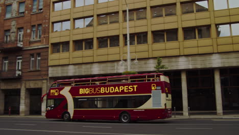 Llega-Un-Autobús-Turístico-Y-Se-Detiene-En-El-Semáforo-En-Rojo