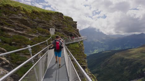 Menschen,-Die-Beim-Ersten-Klippenspaziergang-In-Grindelwald,-Schweiz,-über-Eine-Brücke-Gehen