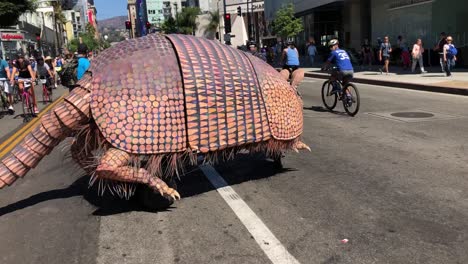 Armadillo-Vagando-Por-Las-Calles-De-La-Ciudad-Hd