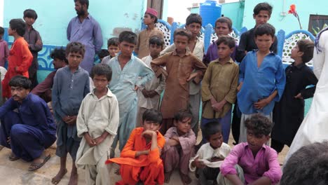 Gruppe-Pakistanischer-Kinder,-Die-Nach-Der-Überschwemmung-Auf-Lebensmittel-Und-Andere-Hilfsgüter-Der-Regierung-Warten