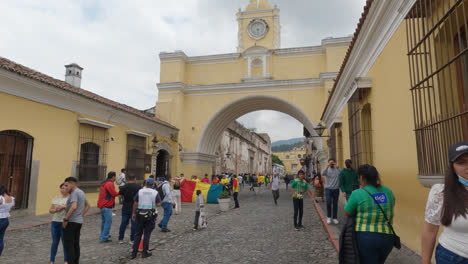 Ich-Perspektive-Beim-Spaziergang-Durch-Den-Santa-Catalina-Bogen-In-Antigua,-Guatemala