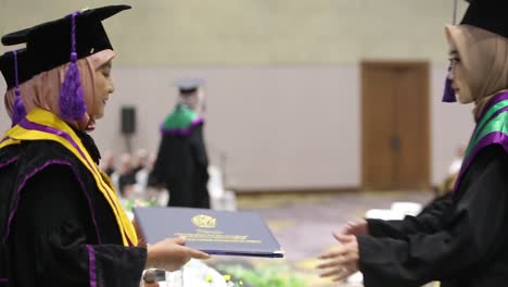 Ein-Reifer-Universitätsdekan,-Der-Einem-Jungen-Studenten-Zu-Seinem-Abschluss-Gratuliert