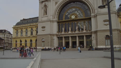 Geschäftige-Menschen-Vor-Dem-Haupteingang-Des-Ostbahnhofs