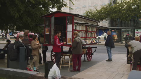 En-Budapest,-En-La-Plaza-Occidental,-Se-Puede-Ver-Una-Librería-Construida-Con-Un-Carruaje-Tirado-Por-Caballos