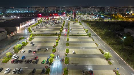 Hiperlapso-Nocturno-De-Drones-Del-Tráfico-De-Automóviles-En-El-Estacionamiento,-Compras-Militares,-Bucarest