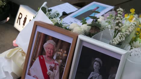 Fotos-Von-Königin-Elisabeth-II.-Neben-Blumensträußen-Sind-Vor-Dem-Britischen-Generalkonsulat-Als-Hommage-An-Den-Tod-Der-Dienstältesten-Monarchin,-Königin-Elisabeth-II.,-Zu-Sehen