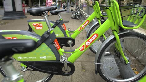 Cámara-Lenta-Inversa-Entre-Bicicletas-De-Alquiler-Ecológicas-Verdes-En-Budapest