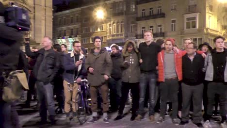 Gente-Cantando-En-El-Centro-De-La-Ciudad-Como-Tributo-Solidario-Con-Las-Víctimas-De-Los-Ataques-Terroristas-En-El-Aeropuerto-De-Bruselas-Y-El-Metro-Maelbeek-Ese-Mismo-Día---Bélgica