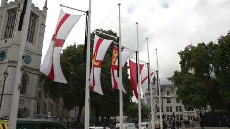 Banderas-De-La-Commonwealth-Ondeando-En-El-Viento-En-La-Plaza-Del-Parlamento-En-Westminster-En-Un-Día-Nublado