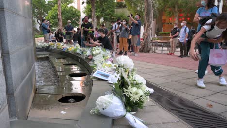 Los-Dolientes-Colocan-Ramos-De-Flores-Y-Toman-Fotos-Fuera-Del-Consulado-General-Británico-Mientras-La-Gente-Rinde-Homenaje-A-La-Ex-Monarca-Y-La-Más-Longeva,-La-Reina-Isabel-II