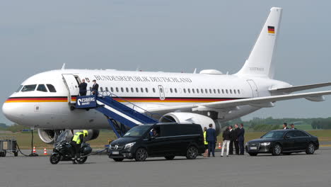 Funcionarios-Daneses-Y-Escolta-En-El-Aeropuerto-De-Esbjerg-Para-Dar-La-Bienvenida-Al-Canciller-Alemán-Olaf-Scholz-Desembarcando-Airbus-A320-De-La-Fuerza-Aérea-Alemana-Para-La-Cumbre-De-La-Ue