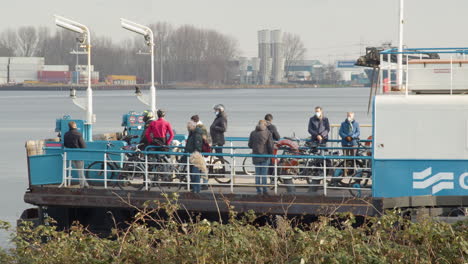 Menschen-Warten-Auf-Der-Amsterdamer-Fähre