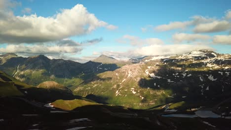 Luftaufnahme-Eines-Mannes,-Der-Die-Landschaft-Betrachtet-Und-Fotos-Macht,-Während-Er-Auf-Dem-Gipfel-Eines-österreichischen-Berges-Steht