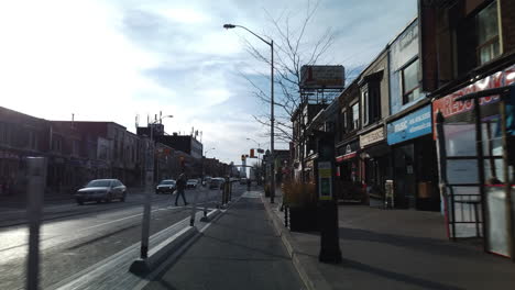 Punto-De-Vista-Ciclista-De-Toronto,-Que-Muestra-Las-Adiciones-Recientes-De-Carriles-Para-Bicicletas-En-La-Avenida-Danforth