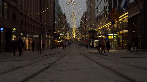 Calle-En-El-Centro-De-Helsinki-Decorada-Con-Luces-Navideñas-Festivas