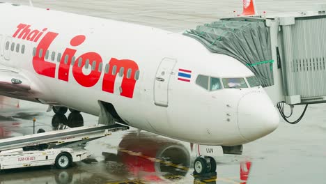 Thai-Lion-Airlines-Atracan-En-El-Vestíbulo-Mientras-Se-Preparan-Para-La-Salida-Con-El-Personal-De-Tierra-Alrededor-En-Un-Día-Lluvioso-En-El-Aeropuerto-Internacional-Don-Mueang-dmk