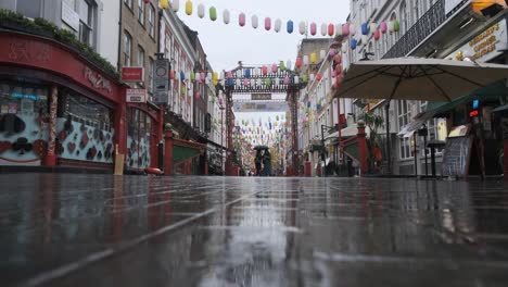 Niedriger-Winkel-Des-Leeren-Regens-London-Chinatown-Aufgrund-Von-Covid-Sperrbeschränkungen
