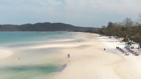 Blick-Auf-Den-Sonnigen-Strand-Der-Tropischen-Insel-Saracen-Bay,-Koh-Rong-Samloem