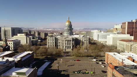 Empuje-De-Drones-Cinemáticos-De-Baja-Altitud-Hacia-El-Edificio-Del-Capitolio-Del-Estado-De-Colorado-En-Denver,-Co