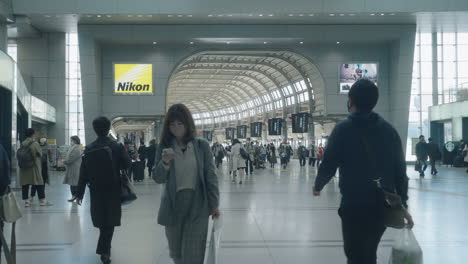 Tokio,-Japón---Japoneses-Con-Máscaras-Dentro-De-La-Estación-Shinagawa-Jr-Durante-La-Pandemia---Cámara-Lenta