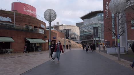 Weihnachtseinkäufe-Menschen,-Die-Durch-Das-Einkaufszentrum-Liverpool-One-City-Gehen-Und-Corona-Virus-Masken-Tragen