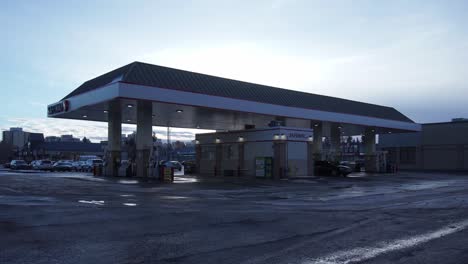 Gasolinera-De-Invierno-Al-Atardecer-En-Safeway-Con-12-Bombas-Durante-La-Restricción-De-Bloqueo-Pandémico-Covid-19-Por-La-Cual-No-Se-Toman-Precauciones-Para-Limpiar-Cada-Bomba-Antes-O-Después-De-Su-Uso