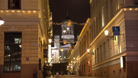 Nachtstraßenansicht-Der-Sofiankatu-Straße-In-Der-Innenstadt-Von-Helsinki-Mit-Der-Lutherischen-Kathedrale-Im-Hintergrund