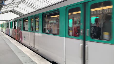 Verschiedene-Szenen-Von-Einem-Tag-Im-Pariser-U-Bahn-System