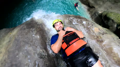 Hombre-Se-Desliza-En-Kawasan-Falls-En-Filipinas