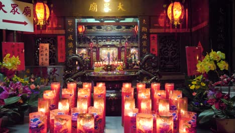 Slow-motion-shot-of-candles-inside-beautiful-Longshan-Temple-in-Taipei,-Taiwan