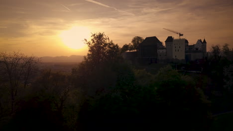 Drone-slides-in-front-of-Lenzburg-Castle