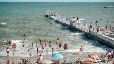 Playa-Llena-De-Gente-En-Odessa,-Ucrania