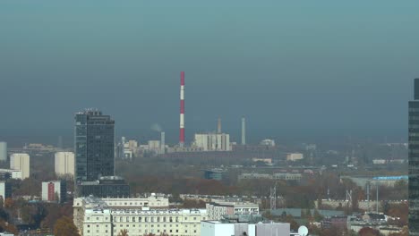 Timelapse-De-Una-Planta-De-Energía-De-Carbón-En-Varsovia-Con-Humo-Saliendo-De-Las-Chimeneas