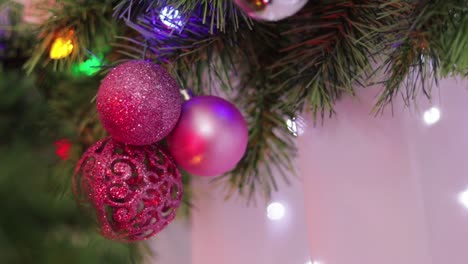 Weihnachtsrosa-Kugeln-Mit-Blured-Hintergrund