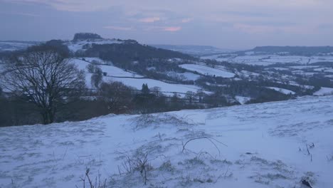 Timelapse-Azulado-Frío-De-Un-Entorno-Nevado-De-Devon-Oriental-Mirando-A-Través-De-Dumpdon-Hill-Y-El-área-De-Honiton