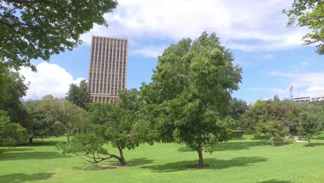 Los-Terrenos-Del-Edificio-Del-Capitolio-Del-Estado-De-Texas-Están-Bellamente-Diseñados-Con-Exuberantes-Pastos-Y-Hermosos-árboles