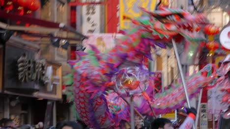 24-De-Febrero-De-2018,-Tokio,-Japón---La-Compañía-De-Danza-Del-Dragón-Se-Presenta-Durante-El-Desfile-Del-Año-Nuevo-Chino-2018-En-El-Barrio-Chino-De-Yokohama