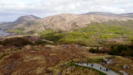 Luftaufnahme-Von-Einer-Drohne-Aus-Auf-Den-Ladies-View-Lookout,-Teil-Des-Ring-Of-Kerry,-Einer-Kreisförmigen-Touristenroute-Im-Südwesten-Irlands