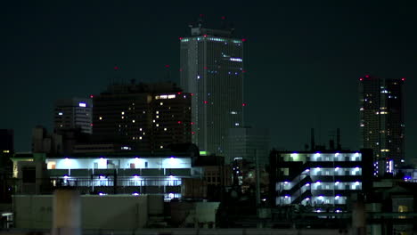 Vista-Nocturna-Del-Edificio-De-Rascacielos-De-Gran-Altura-De-Tokio,-Japón