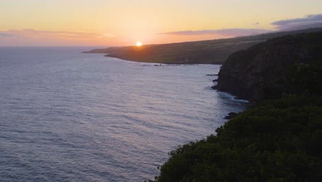 Hawaiianischer-Sonnenuntergang-Und-Luftaufnahme-Der-Insel-Maui