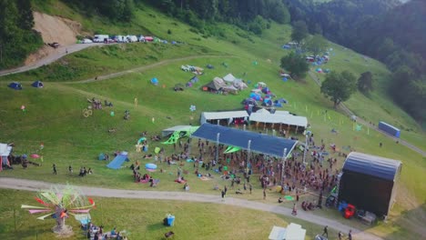 Festival-Mit-Tanzenden-Menschen-Vor-Einer-Bühne-Im-Schweizer-Jura-Mit-Der-Drohne-Aus-Der-Luft-Gefilmt