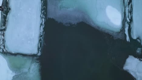 Top-down-shot-of-Ice-floes-in-the-Water